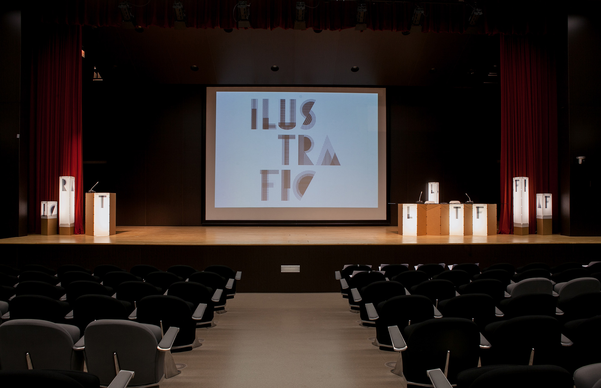Proyecto de Rotulación y Señalética para el 2º Congreso Internacional de Ilustración, Arte y Cultura visual Organizado por la Universidad Politécnica de Valencia y la Facultad de Bellas Artes. Un Proyecto diseño de Samaruc Estudio www.samarucestudio.com con el Sistema Constructivo en Cartón Triplo* Producido por Seridom www.seridom.es