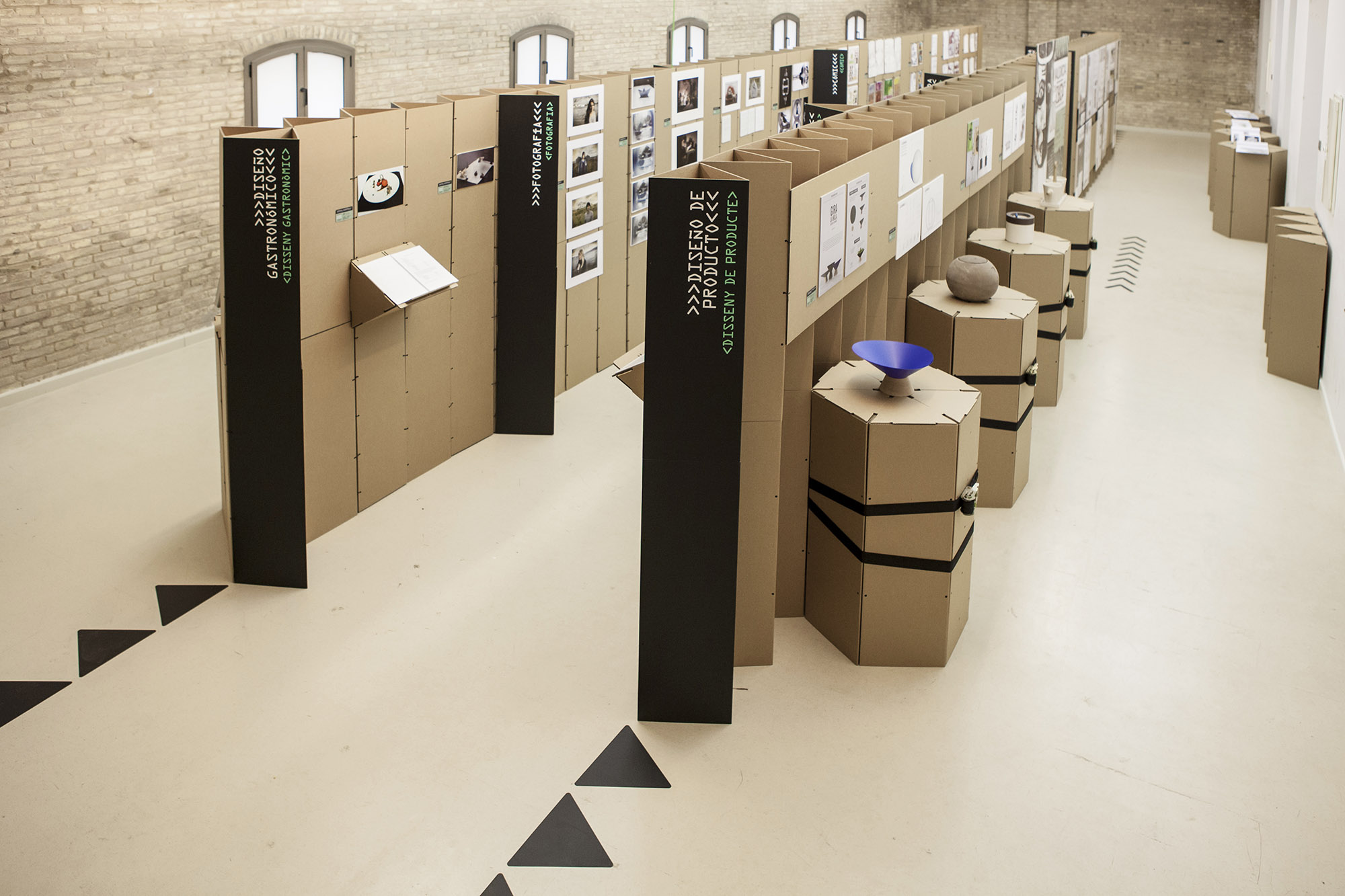 Exposición montaje efímero cartón Triplo sistema modular Valencia