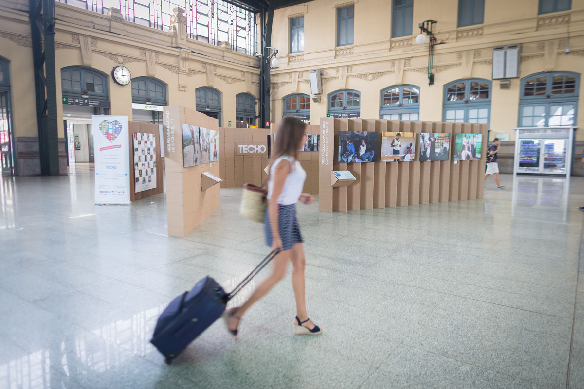 Montaje expositivo de fotografías de Alberto Pla con Triplo* en la Estación del Norte de Valencia