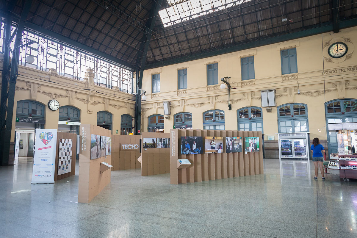 Montaje expositivo de fotografías de Alberto Pla con Triplo* en la Estación del Norte de Valencia