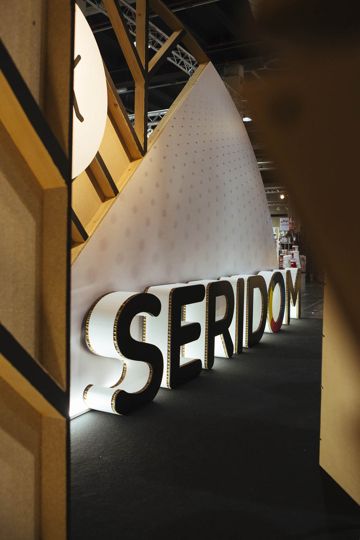 Diseño y montaje stand Triplo* para Seridom en Maderalia Valencia