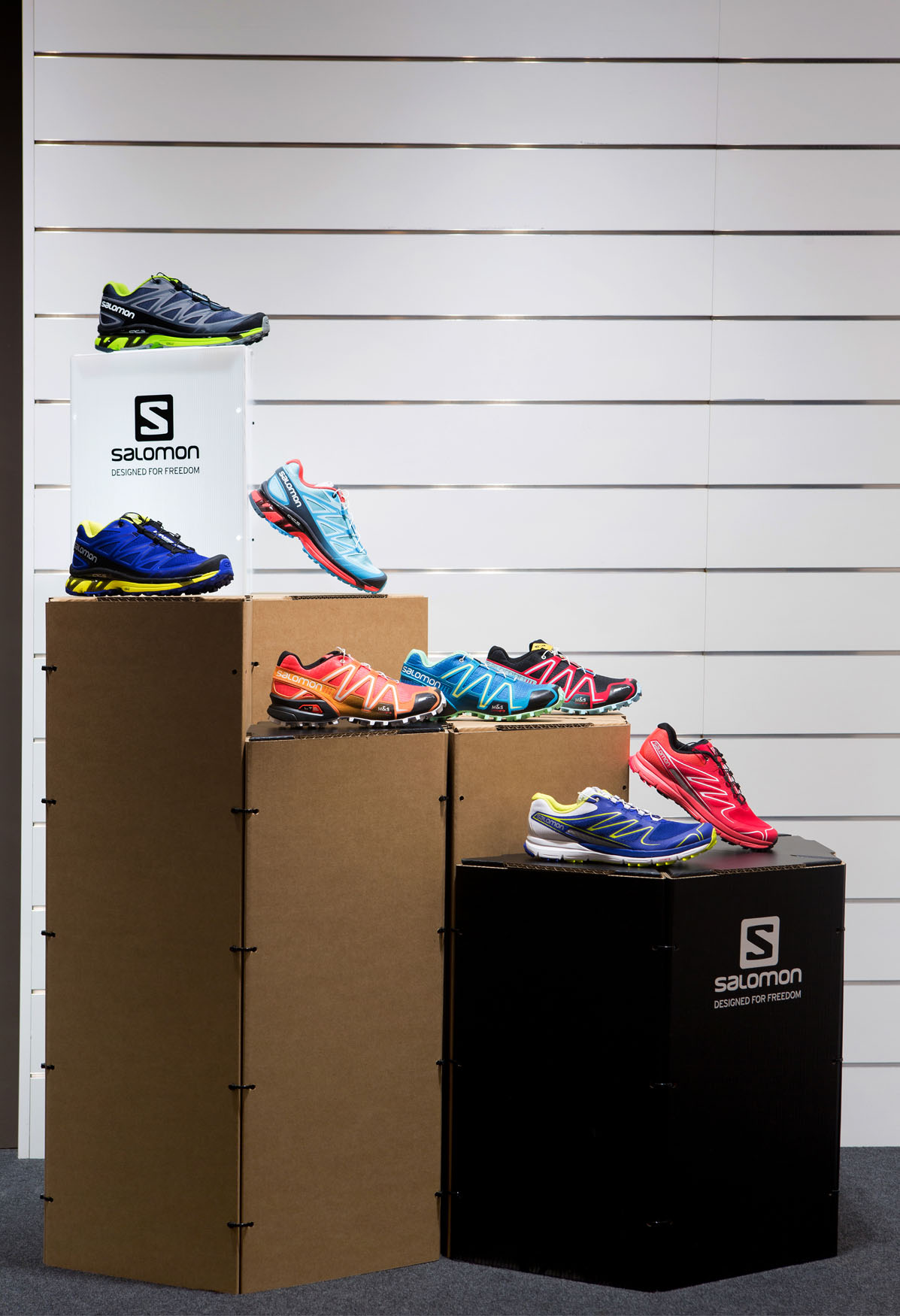 Corner expositivo para calzado de Salomon showroom Barcelona Ammer Sports Triplo* Sistema constructivo en cartón
