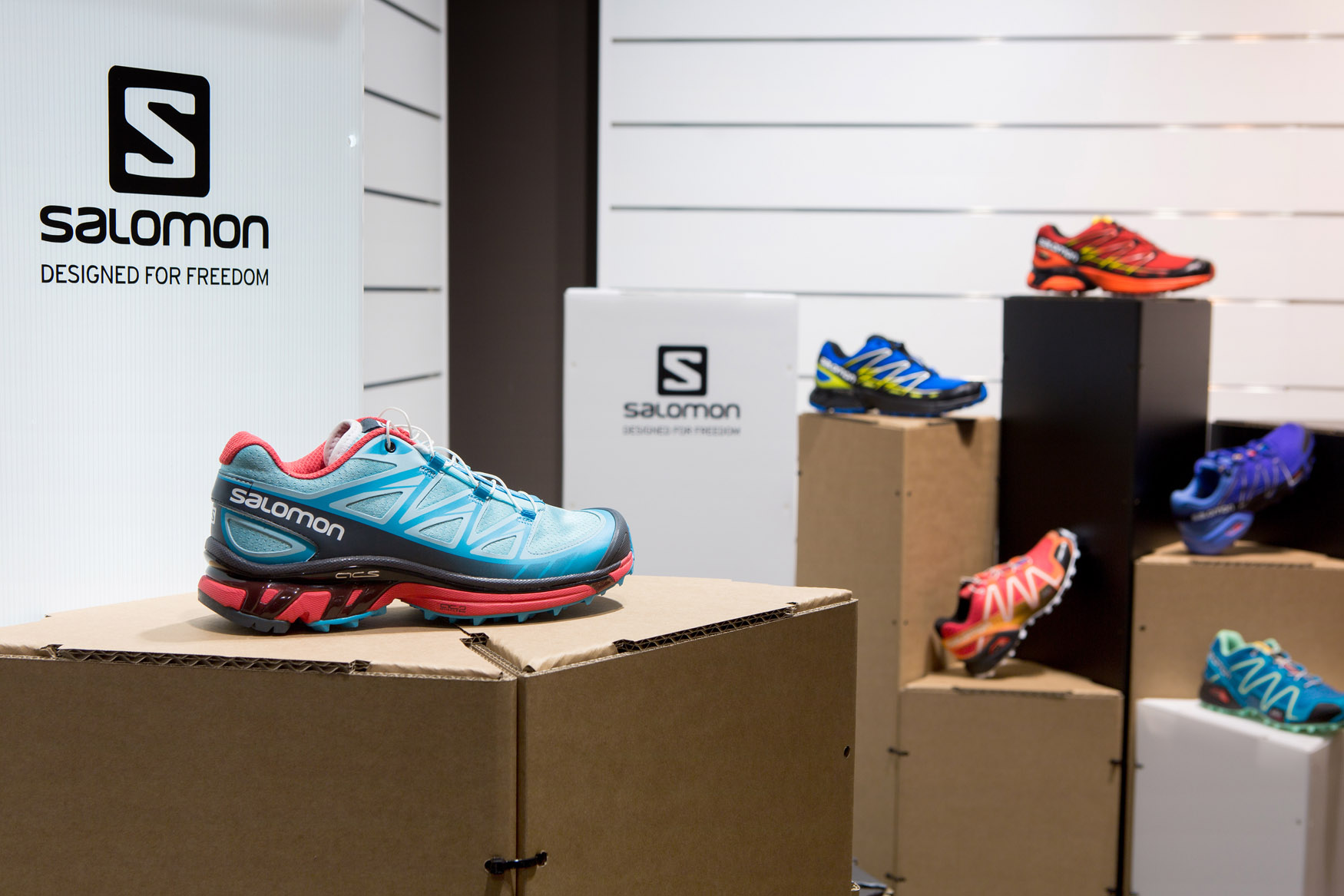 Corner expositivo para calzado de Salomon showroom Barcelona Ammer Sports Triplo* Sistema constructivo en cartón