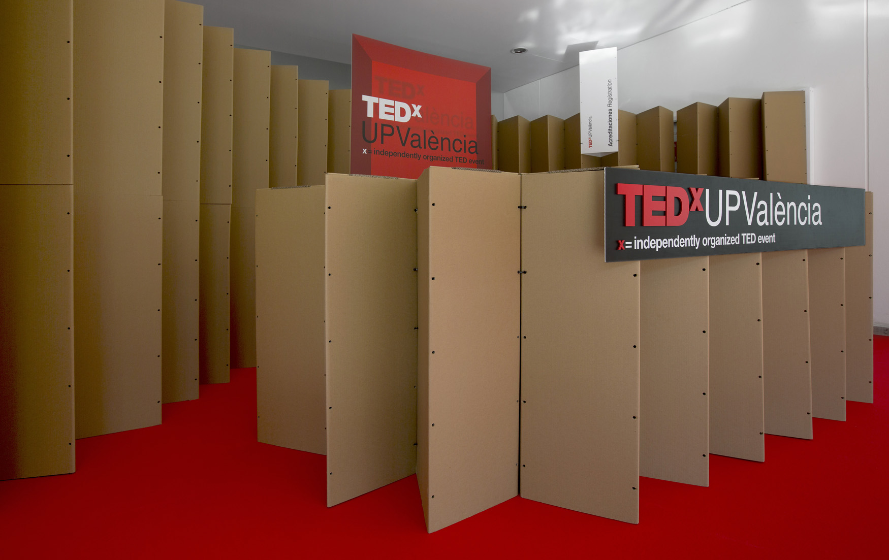 Montaje evento efímero control acceso y phtotocall Conferencias TEDx UPV Valencia