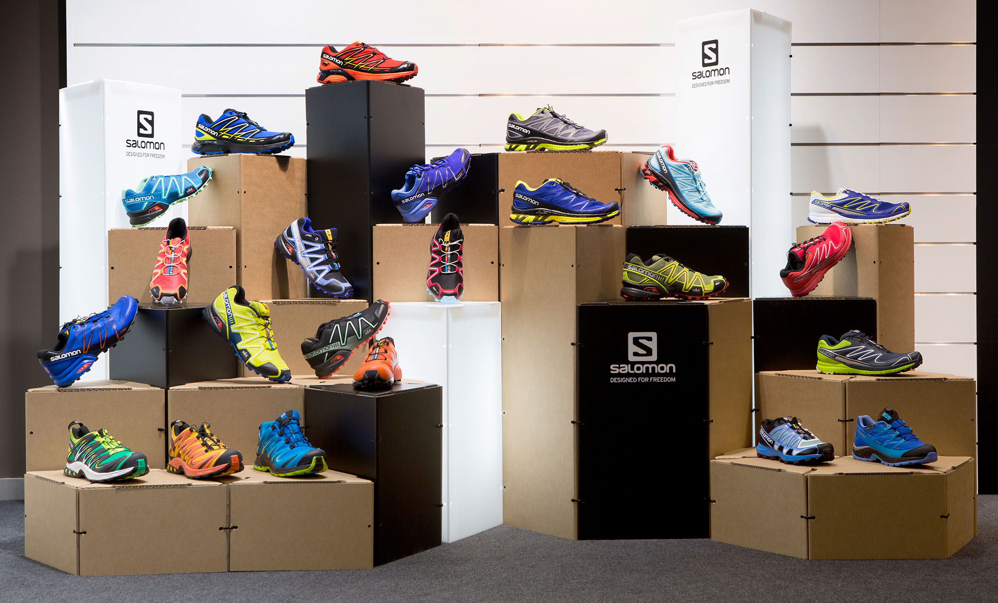 Corner expositivo para calzado diseñado por Fran Sabater Samaruc Estudio utilizando Triplo* Sistema Constructivo en Cartón para el Showroom de Salomon en Barcelona de Amer Sports. Foto Adolfo López de fandi.es