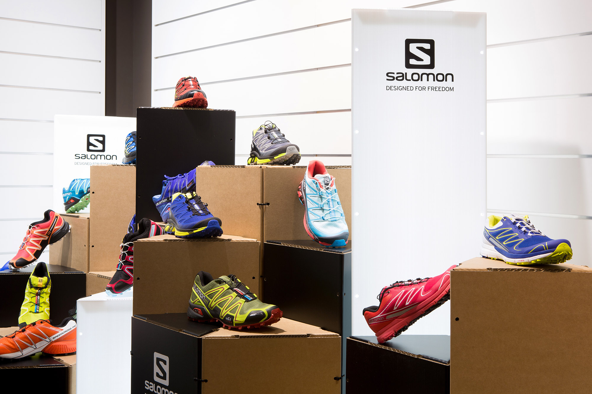 Corner expositivo para calzado diseñado por Fran Sabater Samaruc Estudio utilizando Triplo* Sistema Constructivo en Cartón para el Showroom de Salomon en Barcelona de Amer Sports. Foto Adolfo López de fandi.es