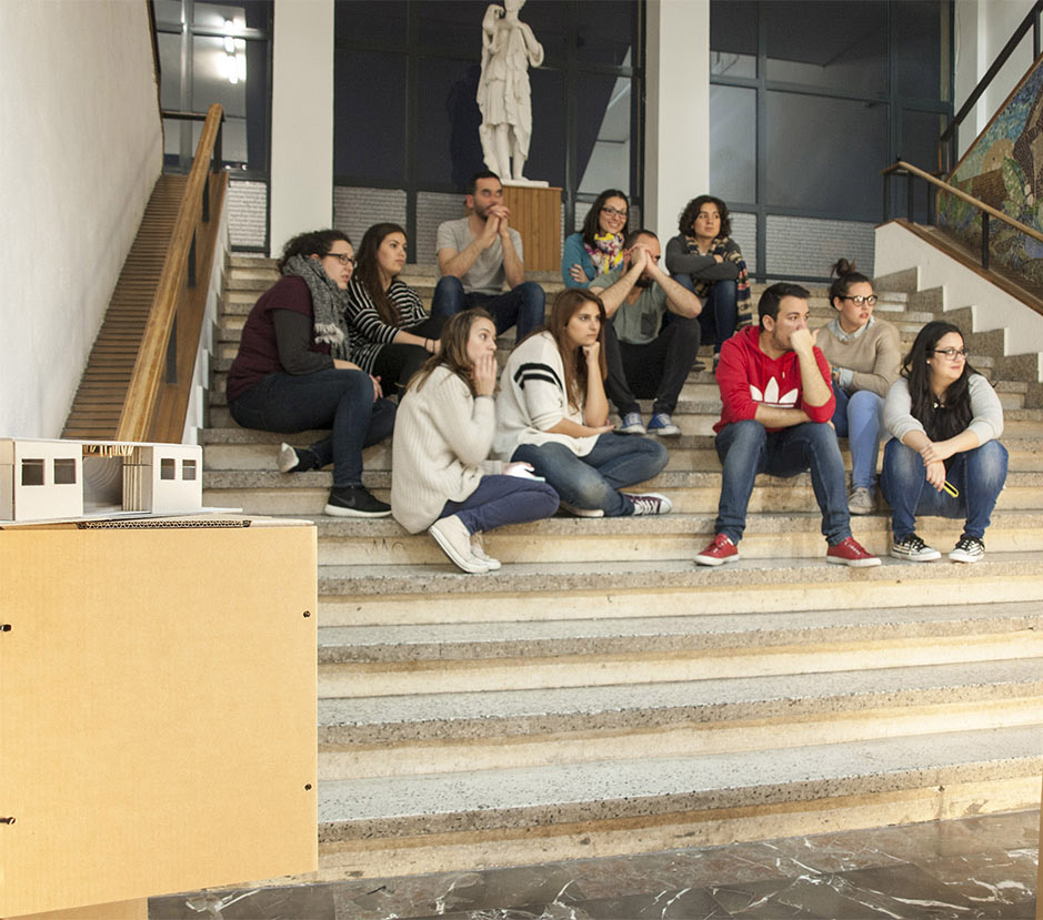 Taller workshop de diseño para estudiantes de la EASD de Valencia sobre montajes expositivos efímeros con cartón y Triplo* 