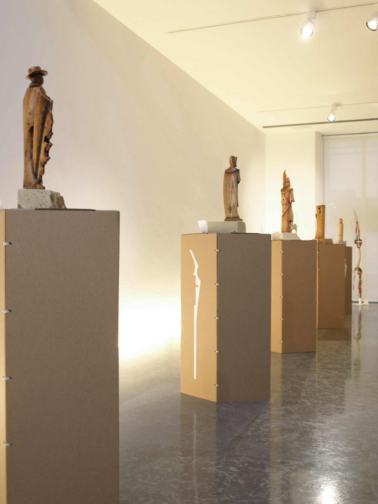 Exposición escultura peanas museo Triplo