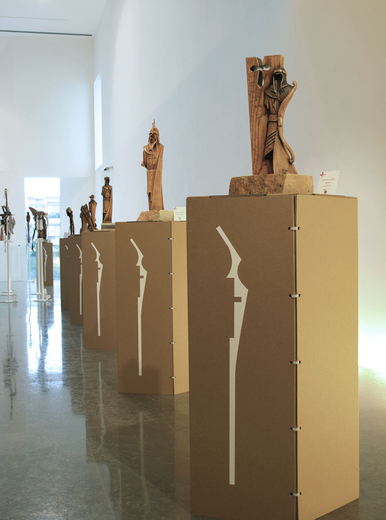 Exposición escultura peanas museo Triplo